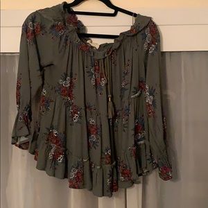 Adorable flowy off the shoulder shirt!